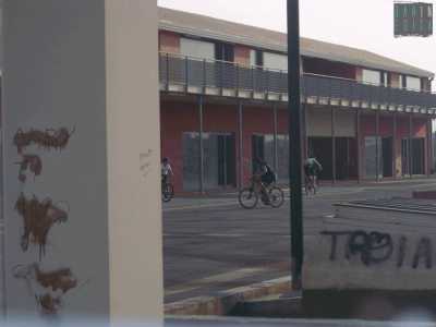 Spesso i bambini giocano fra i locali abbandonati.
